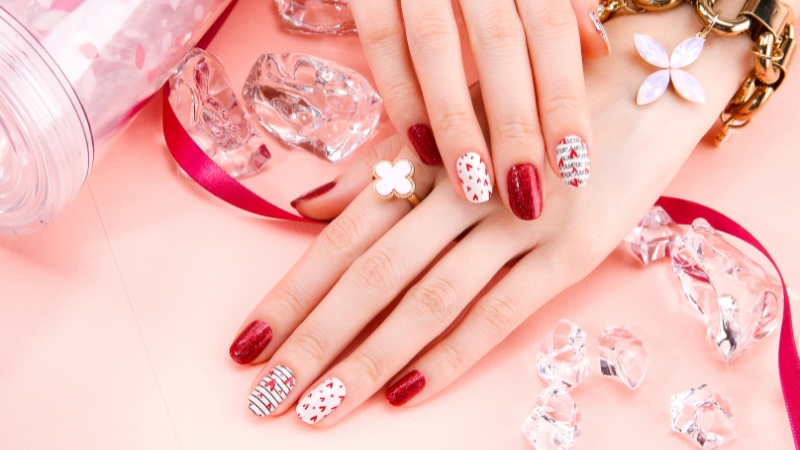 Làm nail vào dịp Tết giúp bạn sở hữu diện mạo xinh đẹp và quyến rũ hơn