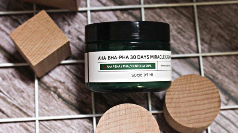 Kem dưỡng aha-bha-pha 30 days miracle cream đến từ thương hiệu Some By Mi có thiết kế dạng hũ hình trụ tròn đơn giản, chất liệu nhựa cứng trong suốt