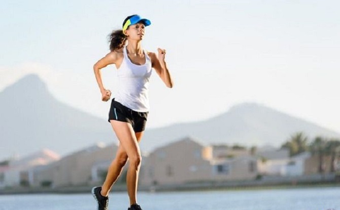 Chạy bộ là một trong top cách giảm mỡ đùi nhanh nhất trong 1 tuần tại nhà mà bạn nên áp dụng
