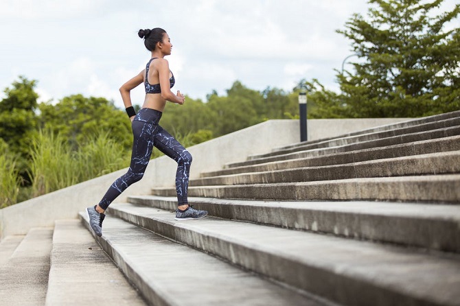 Bạn có thể kết hợp chạy bộ trên bậc cầu thang để tăng hiệu quả giảm mỡ đùi