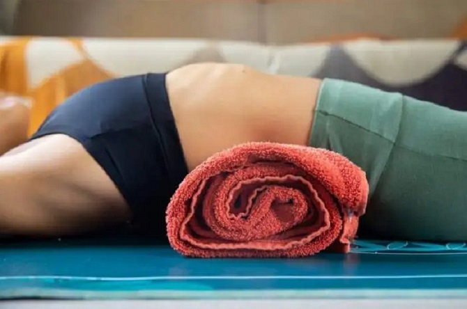 Cách nằm giảm mỡ bụng của người Nhật bằng cách đặt một chiếc khăn cuộn tròn dưới lưng rất hiệu quả