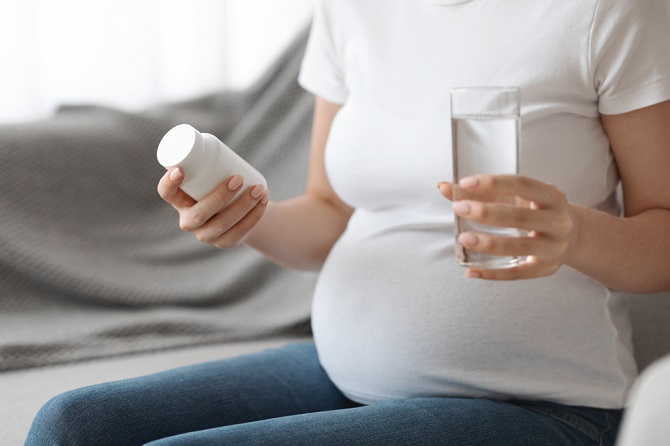 Cách uống vitamin tổng hợp cho bà bầu tốt nhất là uống trước và trong, sau thai kỳ