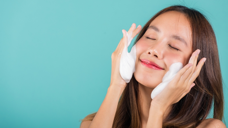 Tẩy tế bào chết là bước không thể thiếu trong quy trình skincare cho tuổi dậy thì