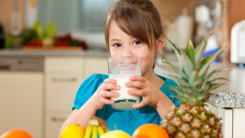 Bố mẹ nên kết hợp việc bổ sung sữa tăng chiều cao và chế độ dinh dưỡng đủ chất, đảm bảo khoa học