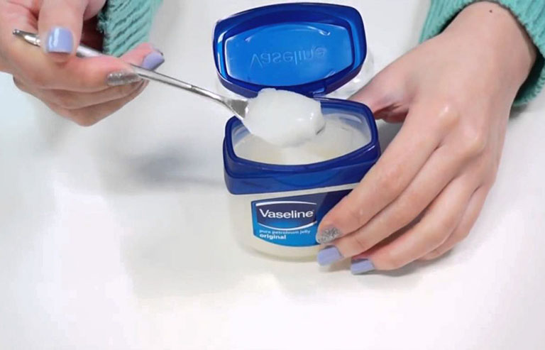 Vaseline làm mềm da, bổ sung độ ẩm cho da giảm thiểu bong tróc