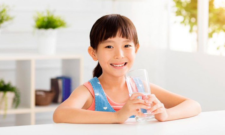 Trẻ uống nhiều nước sẽ giúp cơ thể khỏe mạnh, tăng cường vận động