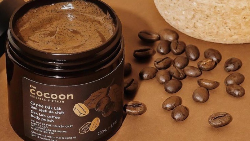 Tẩy tế bào chết body Cocoon có hương thơm cà phê hòa quyện với bơ cacao dễ chịu, thư giãn 