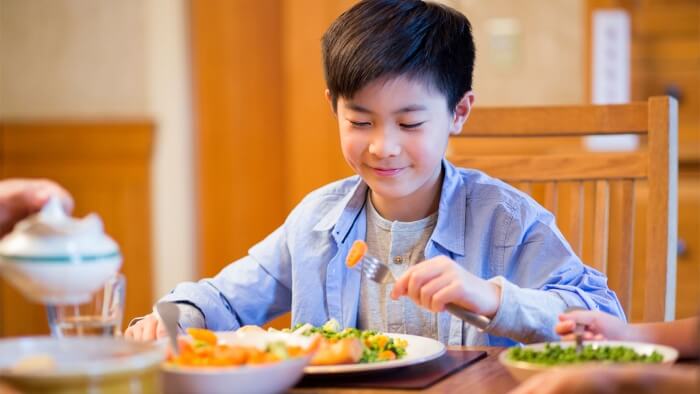 Khi uống vitamin tổng hợp cần cho trẻ ăn uống, tập thể dục khoảng 30 phút/ngày