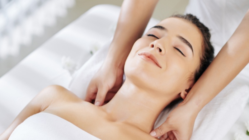 bạn nên chuẩn bị đầy đủ các vật dụng dùng để massage toàn thân và không gian thoáng đãng, trong lành để đạt được hiệu quả như ý