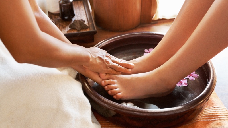 Chân cũng là bộ phận vận động nhiều do di chuyển thường xuyên, vì vậy bạn nên massage chân để giảm tình trạng mệt mỏi