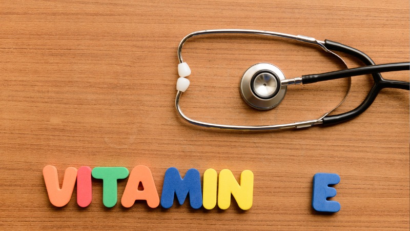 Vitamin E giúp ức chế quá trình sản sinh hắc tố melanin gây nám sạm da, từ đó giảm thâm nám, tàn nhang