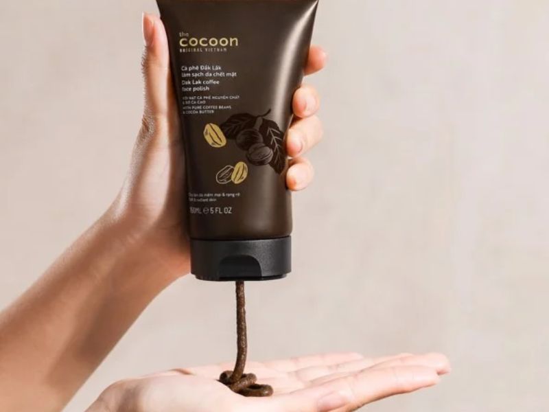 Thành phần chính của sản phẩm này là hạt cà phê được xay nhuyễn, bơ cacao, vitamin E, giúp làm sạch lỗ chân lông và làn da cho mẹ bầu