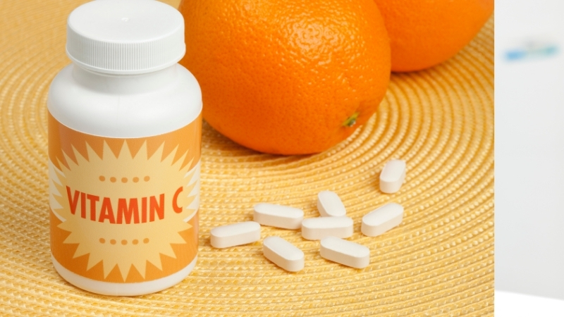 Từ lâu, vitamin C đã được biết đến với vai trò làm chậm quá trình sản sinh melanin để bảo vệ tế bào da non đều màu, khỏe mạnh