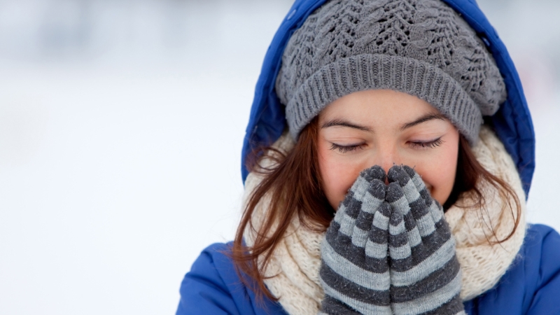 Sử dụng mũ hoặc khăn che đầu để bảo vệ da khỏi tác động của gió lạnh