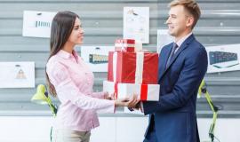 Quà tết tặng khách hàng doanh nghiệp nên mua quà tặng gì?